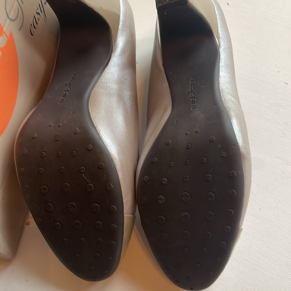 Easy Spirit 9 Wide Taupe Anti-Gravity 3” Heels - Picture 4 of 12